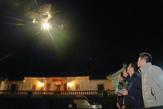 夜晚，无人机经销商和几个朋友来到刘澄华家里，准备在夜晚用荧光粉测试一下新型号无人机的喷洒效果。