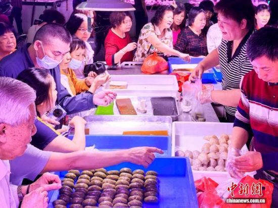 3月20日，广东台山市台城街道新宁市场，市民在选购应节糕点。李晓春