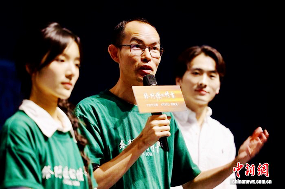 《给阿嬷的情书》导演蓝鸿春(中)、主演李思潼等主创现身广州专场活动。钟锐钧